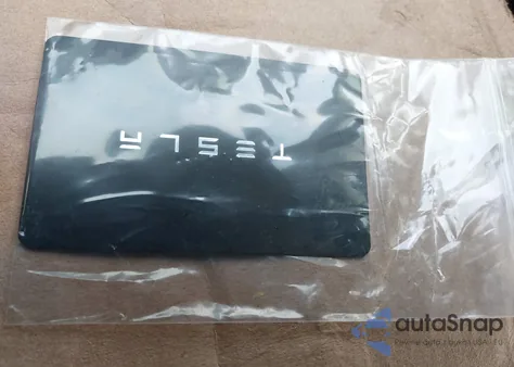 2025 Tesla Model Y Long Range Dual Motor All-Wheel Drive z USA, uszkodzony, nr VIN 7SAYGAEE6SF262458